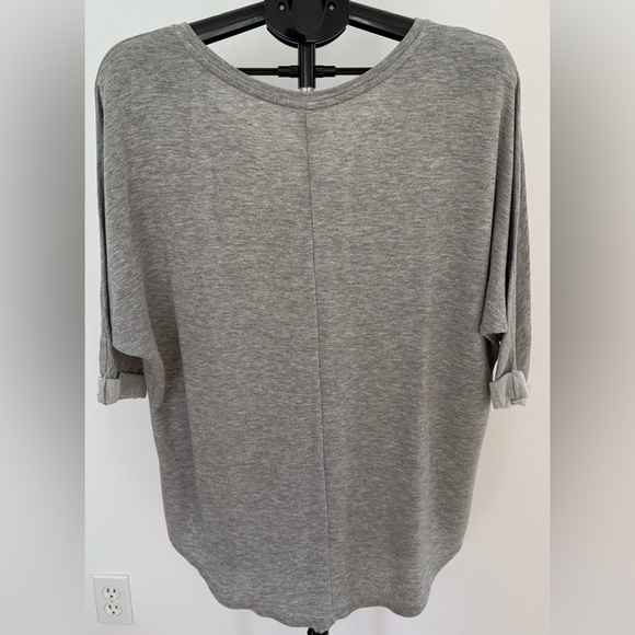 Tresics | Gray 3/4 Sleeve High-Low T-Shirt | Size Large - Picture 2 of 4